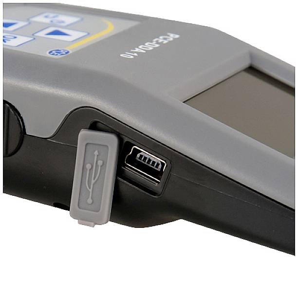 Porta USB su un dispositivo elettronico portatile con display inclinato e tasti di controllo.