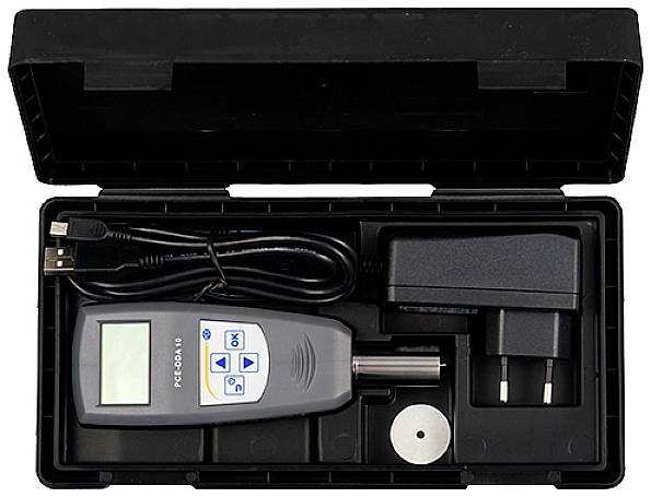 Un dispositivo di misurazione con display, cavo USB e caricabatterie in un astuccio nero; utilizzato per l'analisi della qualità dell'aria.