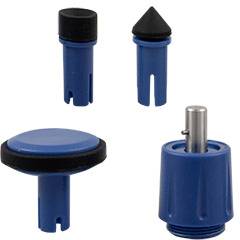Quattro ugelli blu di forme diverse: un disco piatto, una punta conica, un cilindro con cappuccio nero, un cilindro con perno metallico.