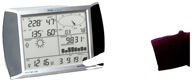 Una stazione meteorologica mostra temperatura, umidità, ora, data e pressione atmosferica. Un dito punta sul display.