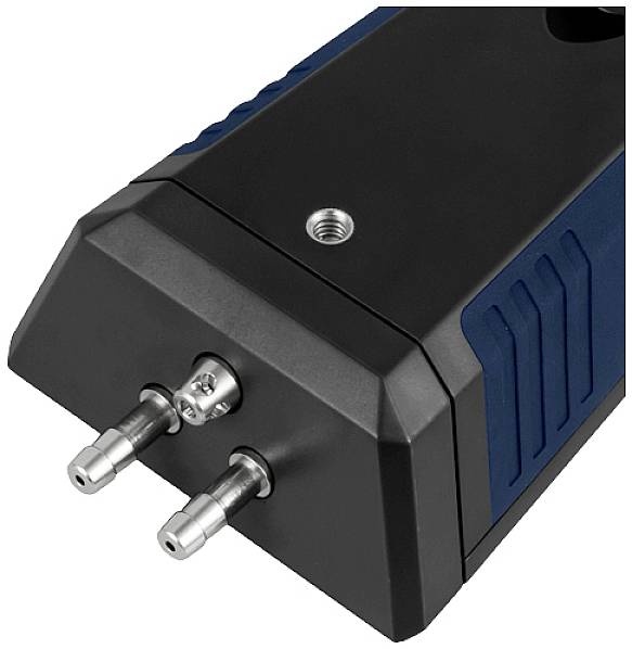 Dispositivo elettrico nero e blu con due spinotti metallici frontali. Adatto per applicazioni elettroniche o connessioni di apparecchi.