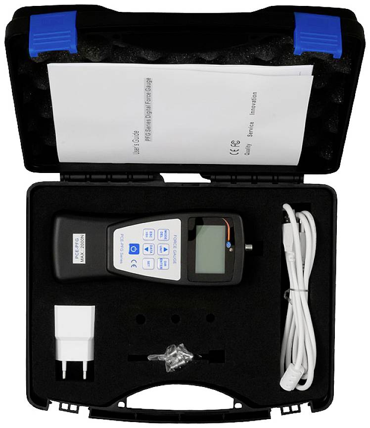 Valigia nera aperta contenente uno strumento di misurazione, un cavo di ricarica, un adattatore e un manuale. Lo strumento mostra tasti e display.