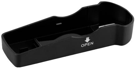 Coperchio nero del vano batteria con direzione di apertura indicata.