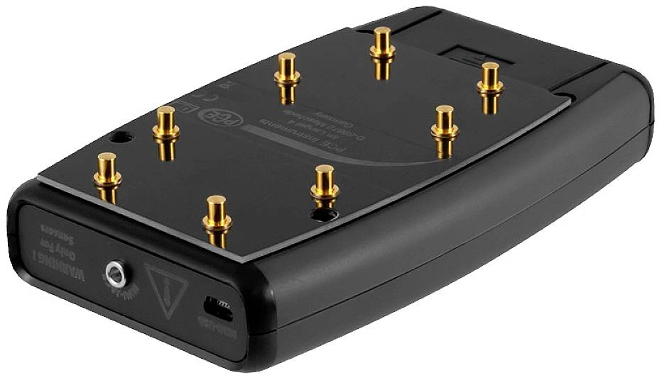 Un adattatore elettronico nero e oro con più porte, utilizzato per la connessione e la trasmissione di segnali tra dispositivi.