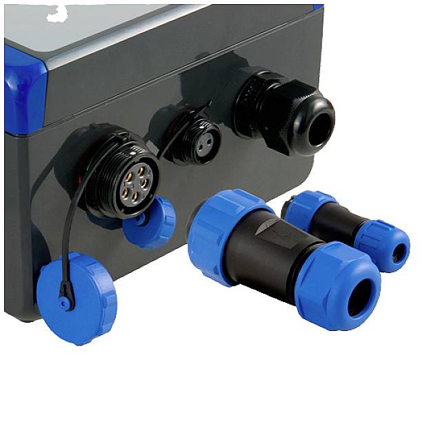 Scatola elettronica con diversi connettori e spine blu e nere. Adatta per cablaggi industriali.