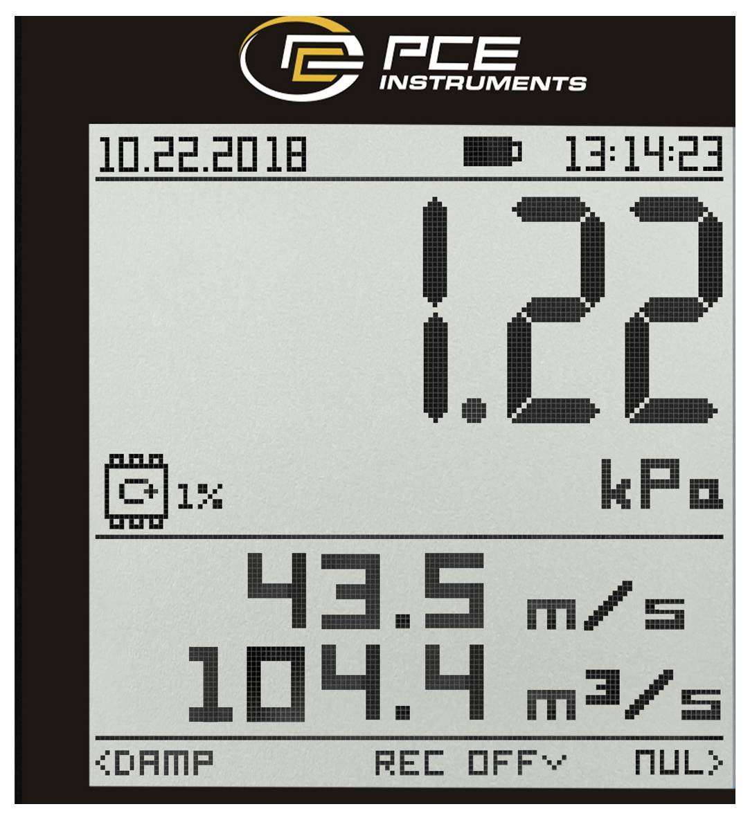Strumento portatile PCE che visualizza 1.22 kPa, velocità dell'aria 43.5 m/s e flusso 104.4 m³/s, con data 10.22.2018 e ora 13:14:23.