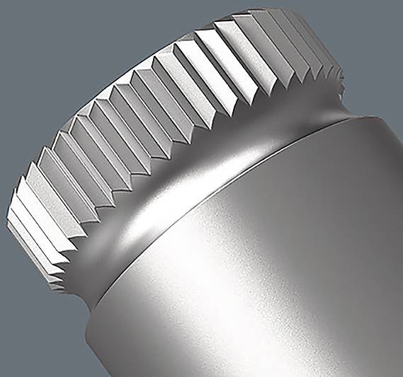 Un'immagine ravvicinata di un tappo metallico scanalato su uno sfondo grigio, che mostra la sua texture e la superficie lucente.