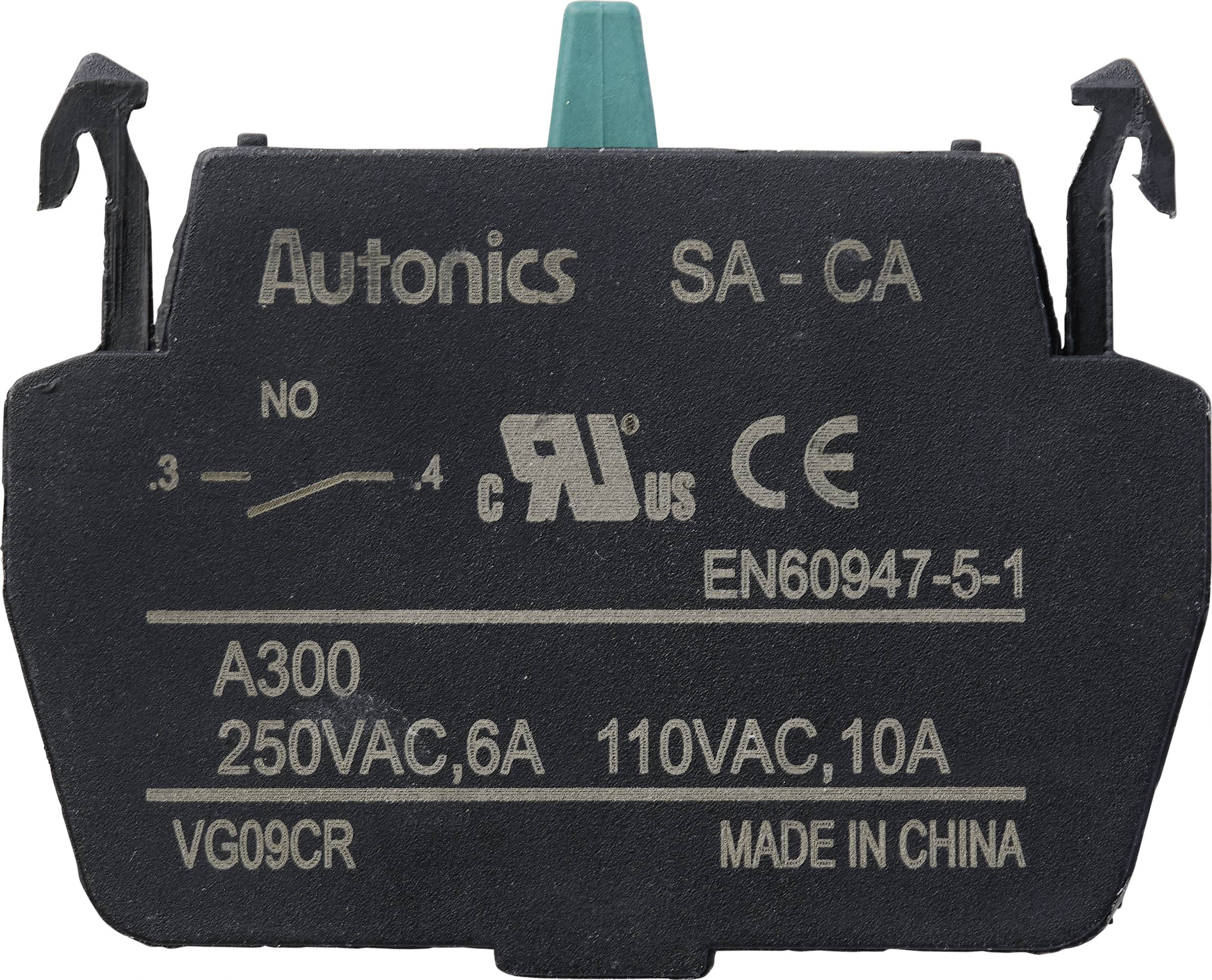 'Microinterruttore nero di Autonics con tasto verde in alto. Iscrizione: 250VAC, 6A, 110VAC, 10A, EN60947-5-1, Fatto in Cina.'
