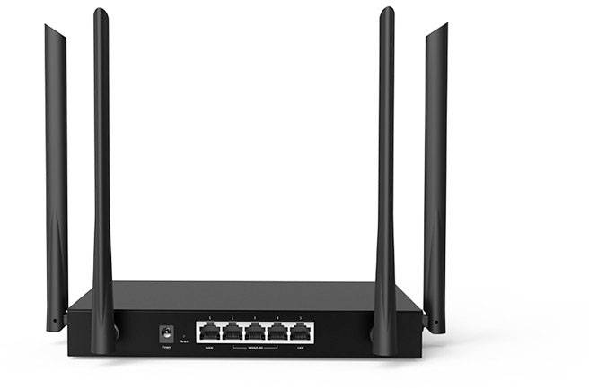 Un router nero con quattro antenne, cinque porte Ethernet e un interruttore di rete sul retro.
