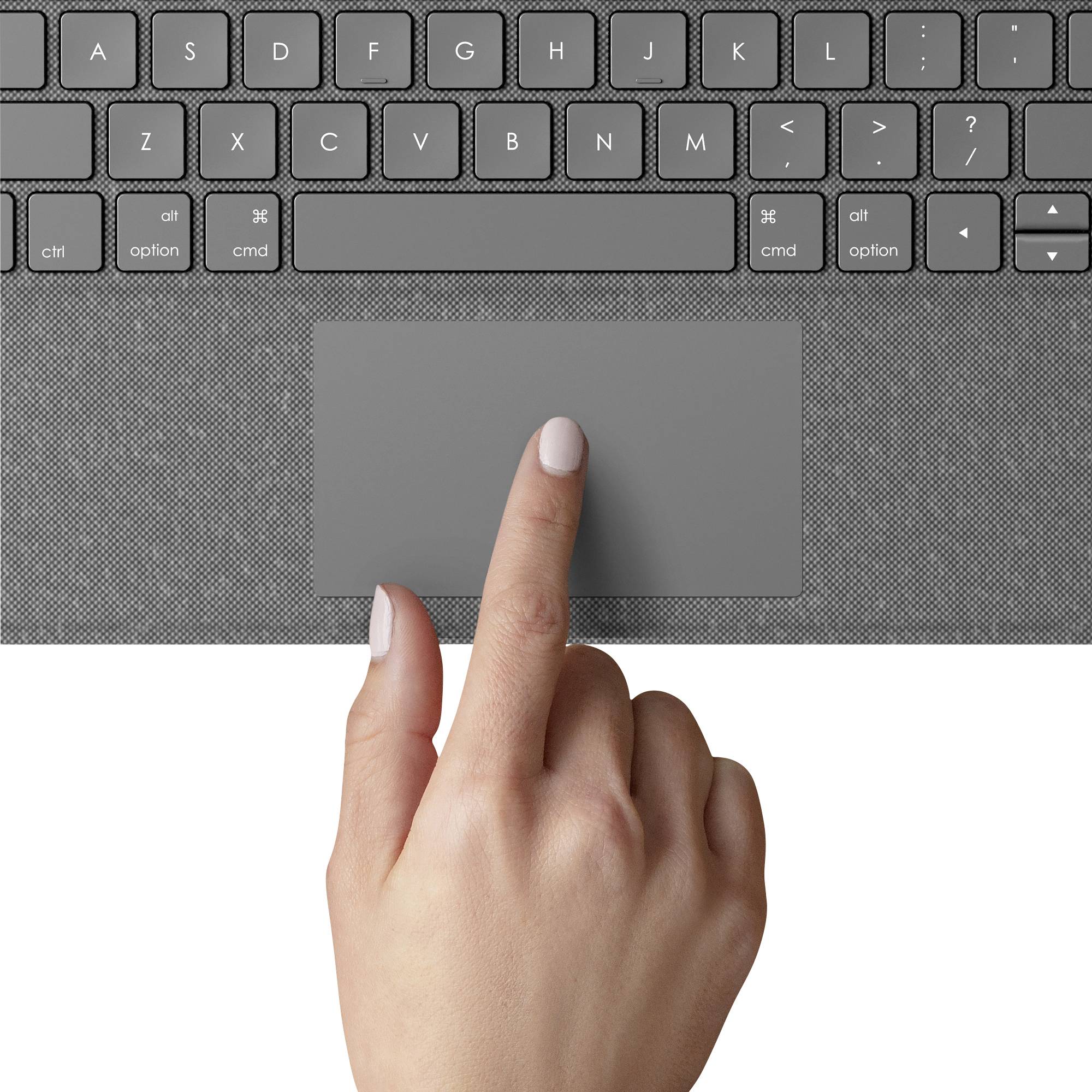 Un dito punta sul touchpad di un laptop tra la tastiera e il poggiapolsi.