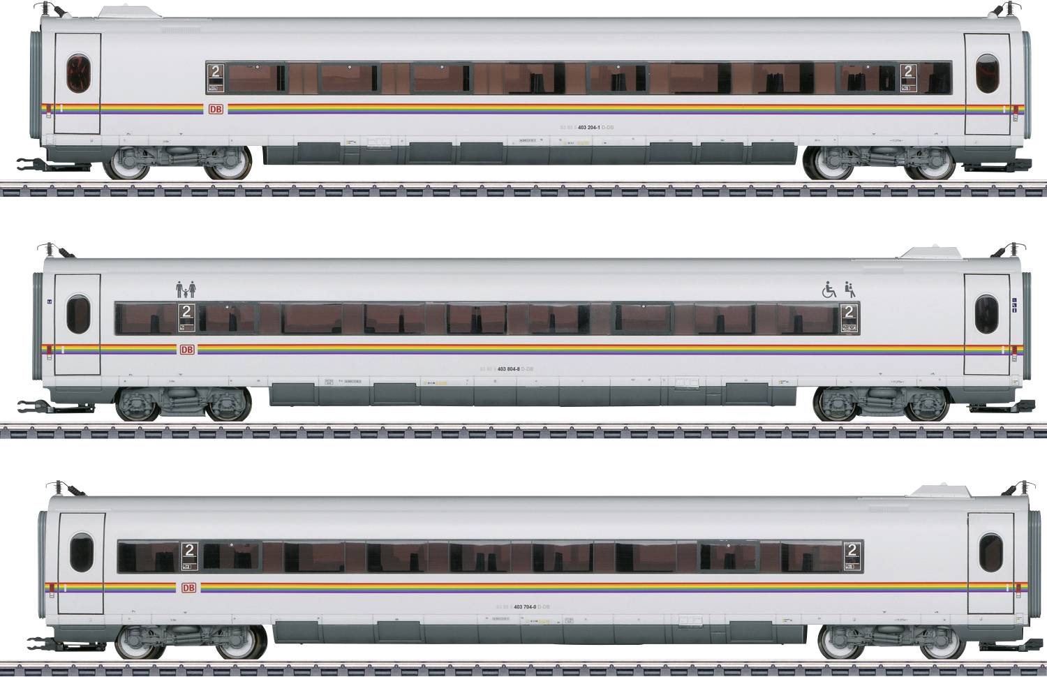 Tre carrozze ferroviarie moderne su binari. I vagoni sono bianchi con strisce arancioni e recano simboli per i posti a sedere e l'accessibilità.
