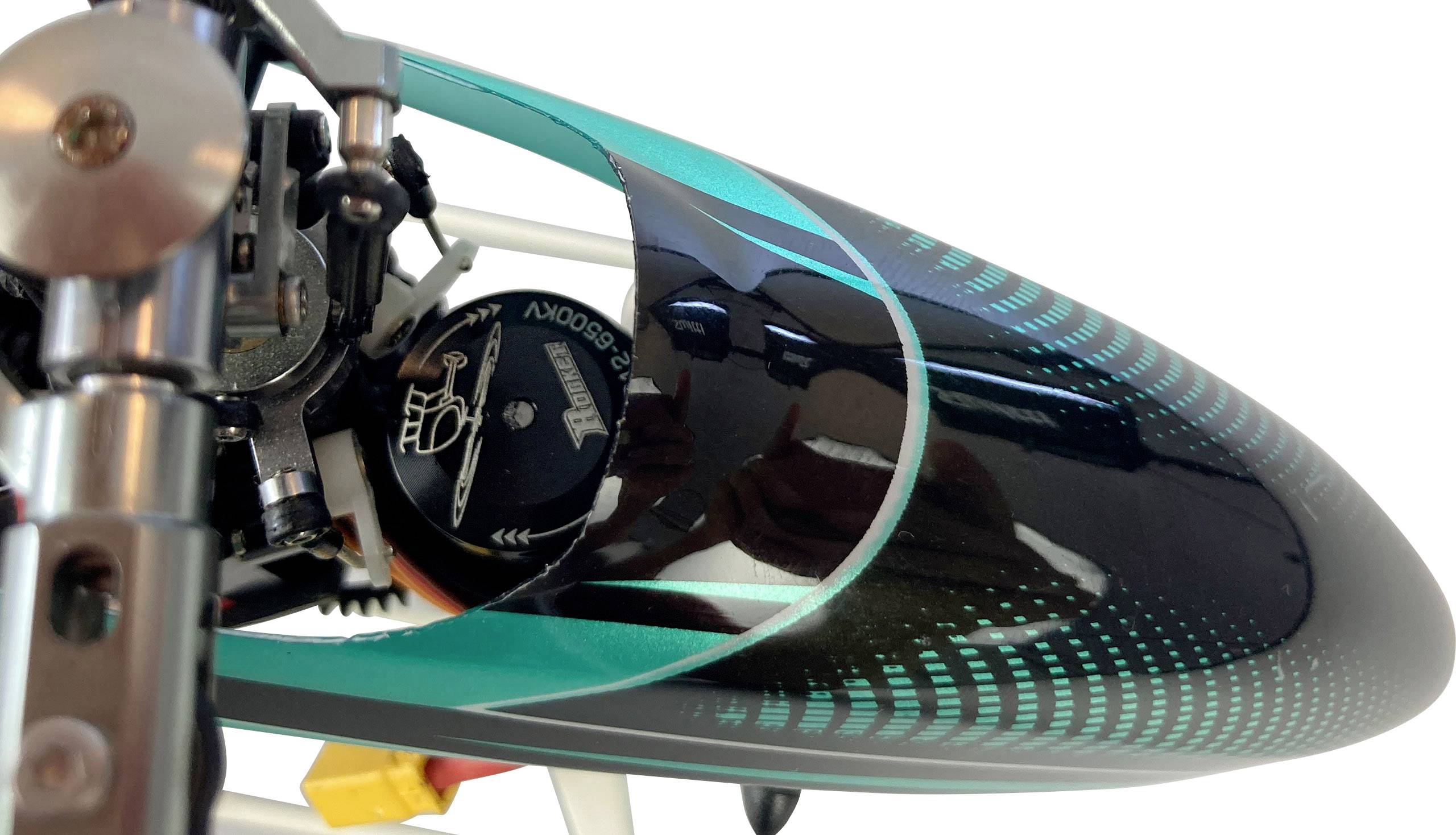 Primo piano di un modello di elicottero con design verde e nero. Sono visibili le pale del rotore e una parte della meccanica.