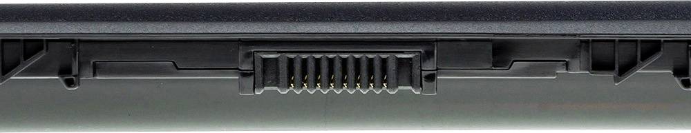 Una porta Ethernet su un laptop, ripresa in primo piano. La porta è posizionata centralmente e mostra i contatti metallici.