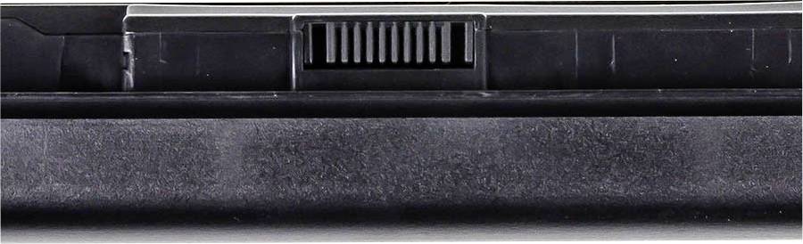 Primo piano di un fermo batteria per laptop scuro con un dispositivo di scorrimento zigrinato per bloccare e rimuovere la batteria.