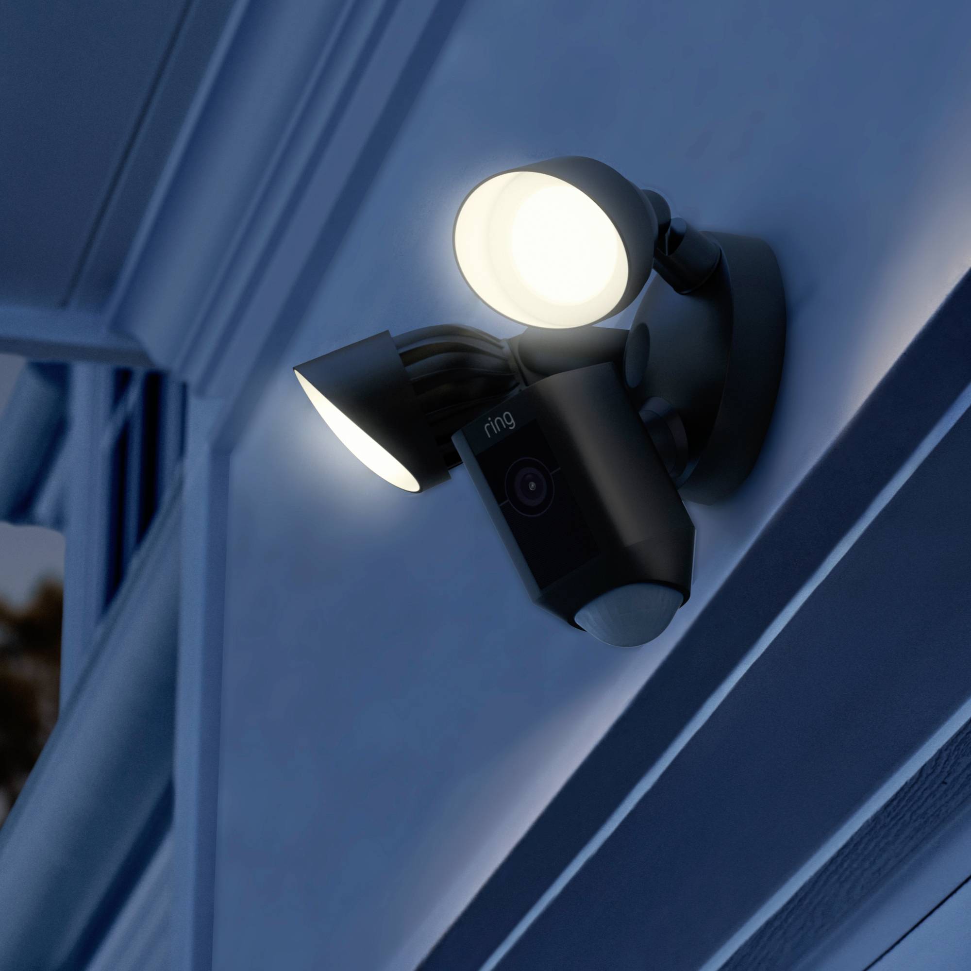 Telecamera illuminata esternamente su un edificio di notte, probabilmente utilizzata per la sorveglianza.