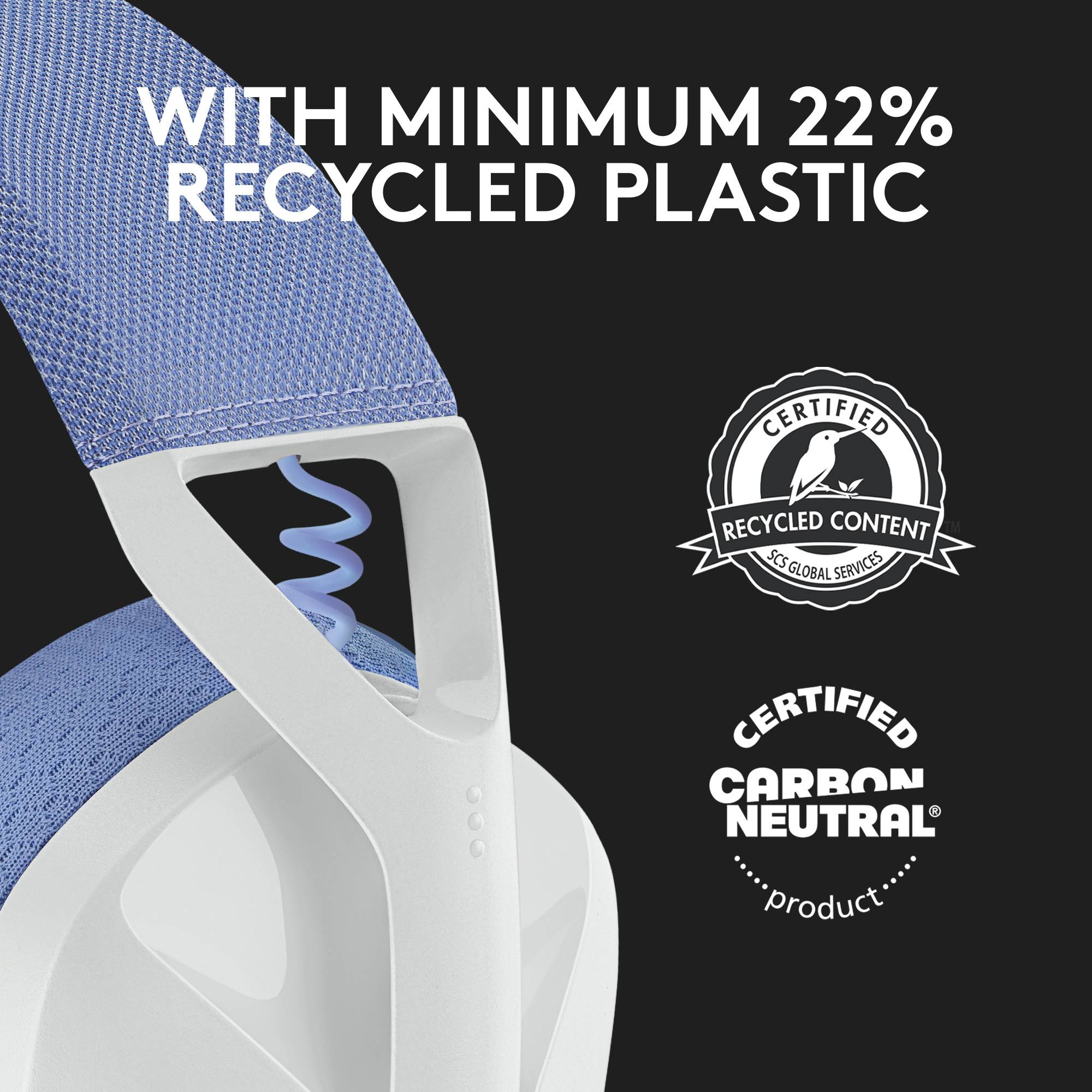 Una sedia da ufficio in tessuto blu con telaio bianco. Certificata per 'Almeno il 22% di plastica riciclata' e 'Carbon Neutral'.