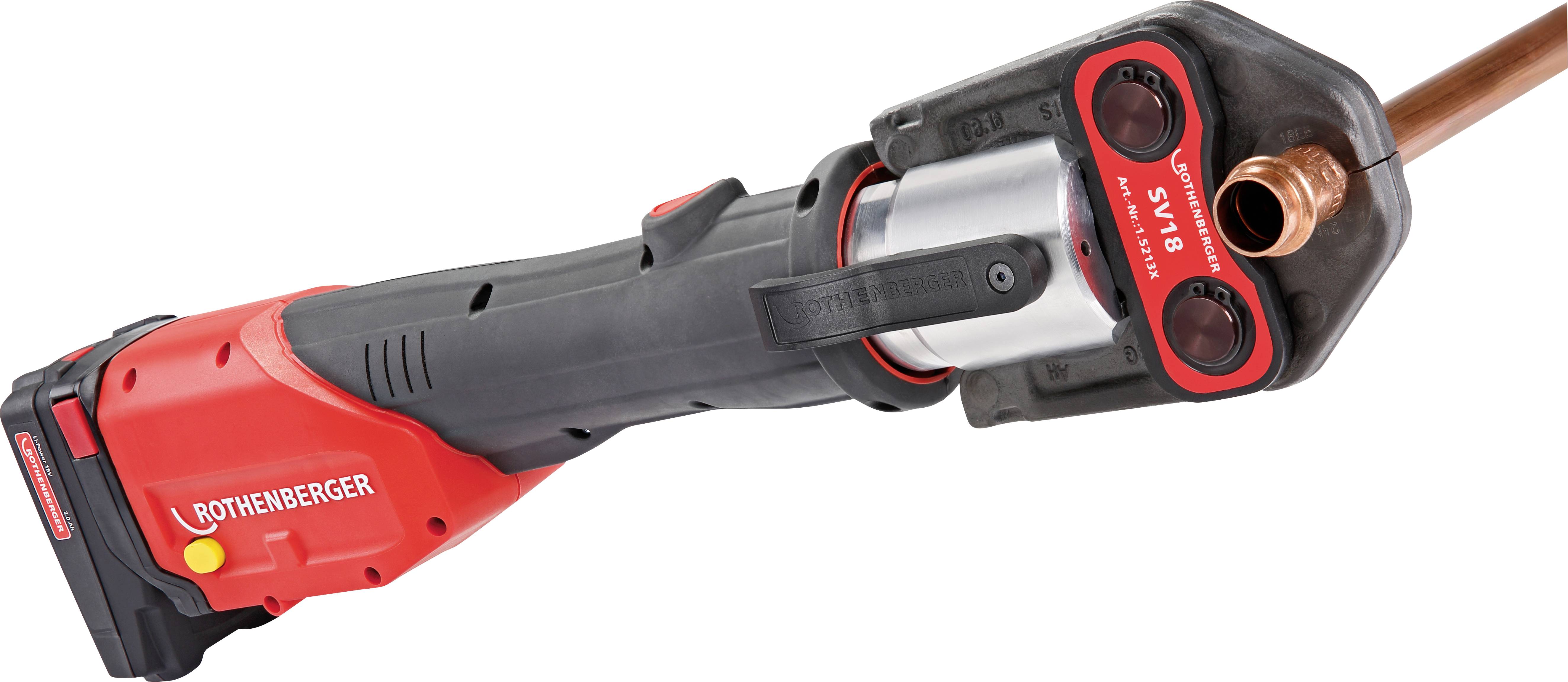 Un utensile elettrico di crimpatura rosso e nero viene utilizzato per collegare un tubo di rame. Il nome del marchio è visibile sull'utensile.