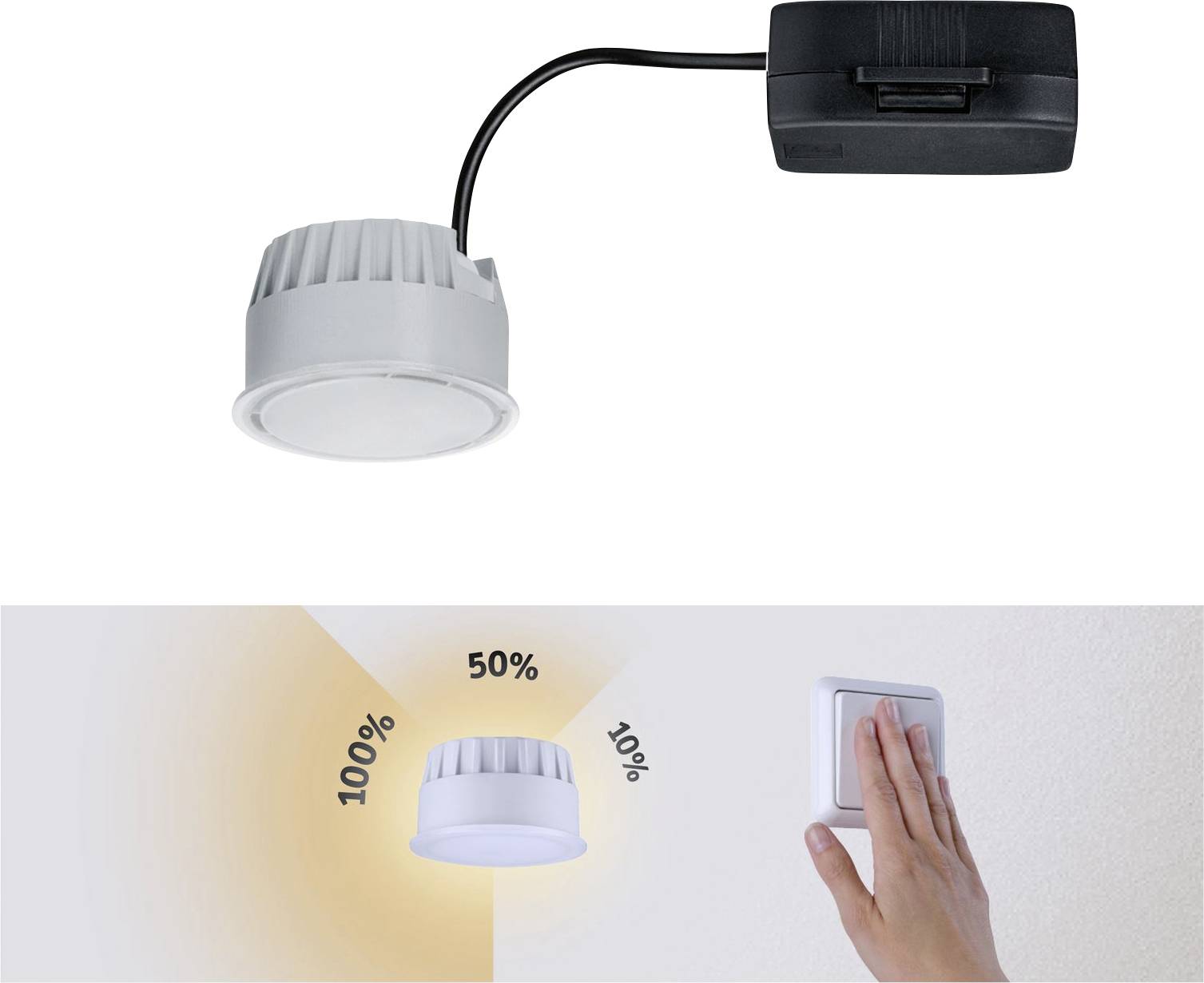 Una lampada LED bianca con un adattatore di alimentazione nero collegato. In basso un simbolo di regolazione dell'intensità luminosa con livelli al 10%, 50% e 100%. A destra una mano che aziona un interruttore della luce.