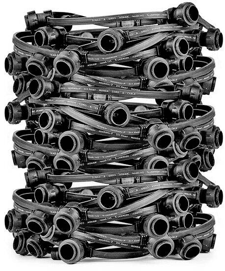 Una pila di flange nere in plastica, modellate a forma di cilindro. Sono accostate strettamente le une alle altre e mostrano una struttura ripetitiva.