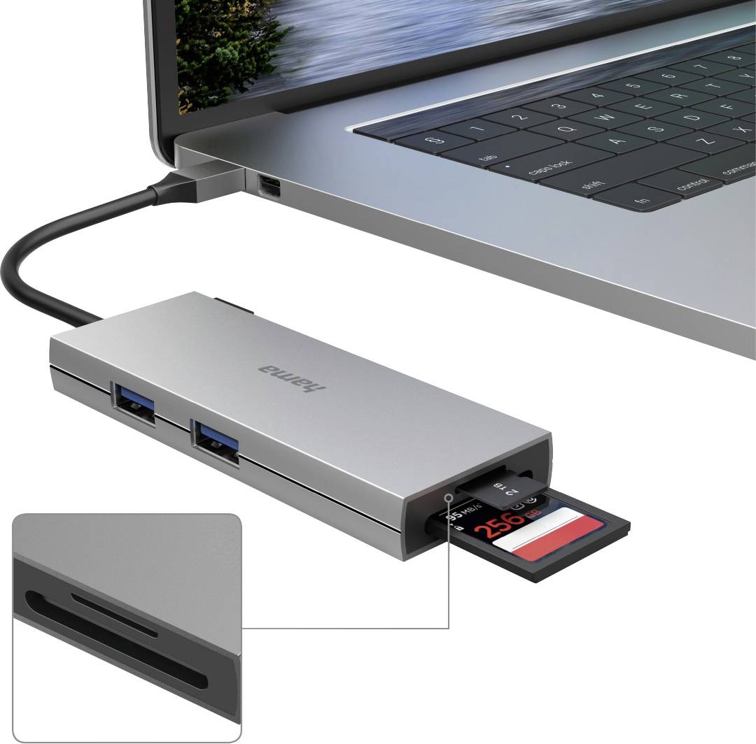 Un laptop con un hub USB-C collegato, che offre più porte, tra cui due porte USB e uno slot per schede SD.