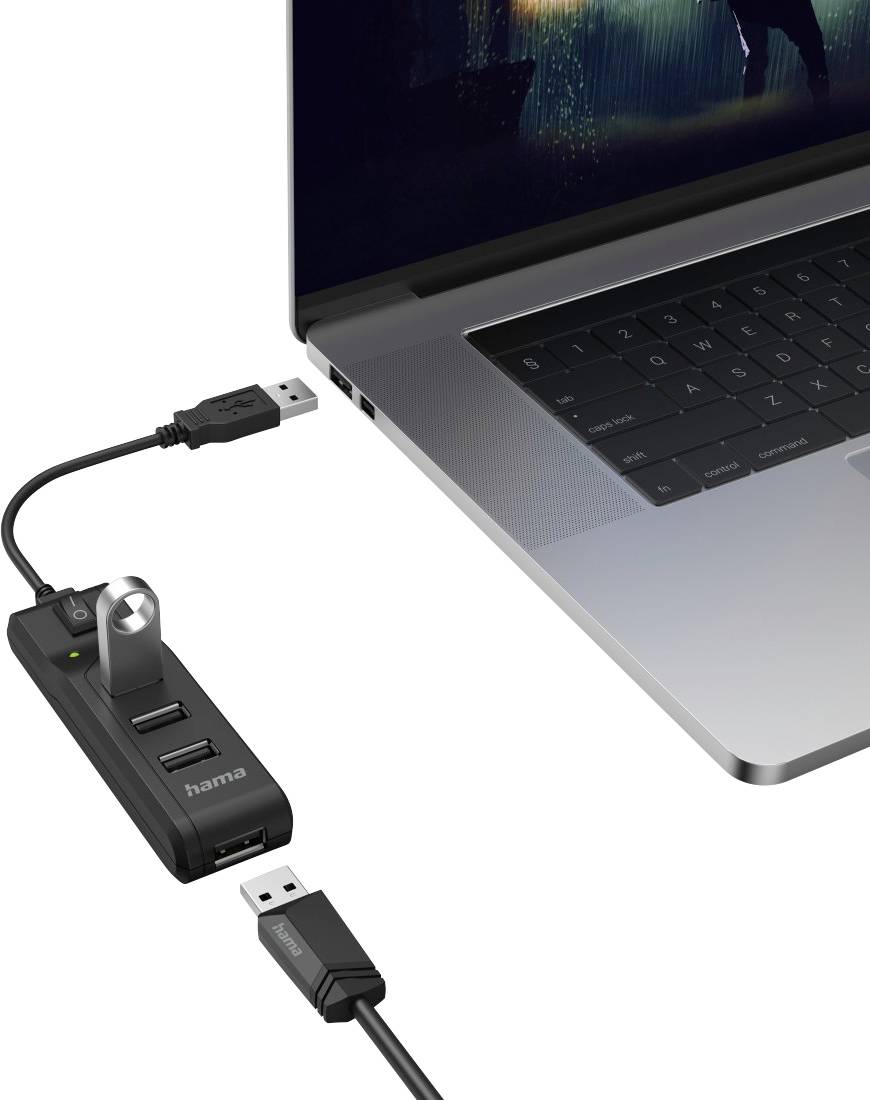 Laptop con hub USB collegato, che mostra tre porte USB, uno slot per schede SD e un cavo USB che si collega al laptop.