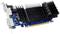 Una scheda grafica per computer con dissipatore di calore, interfaccia PCIe e diversi attacchi per cavi monitor, su sfondo bianco.