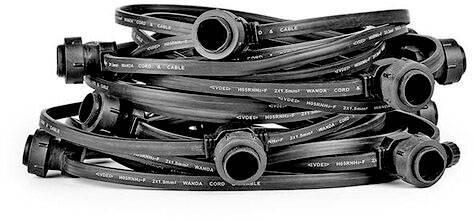 Un mucchio di cavi neri con stampe sulla superficie. Sono impilati in modo disordinato, sovrapponendosi l'uno all'altro.