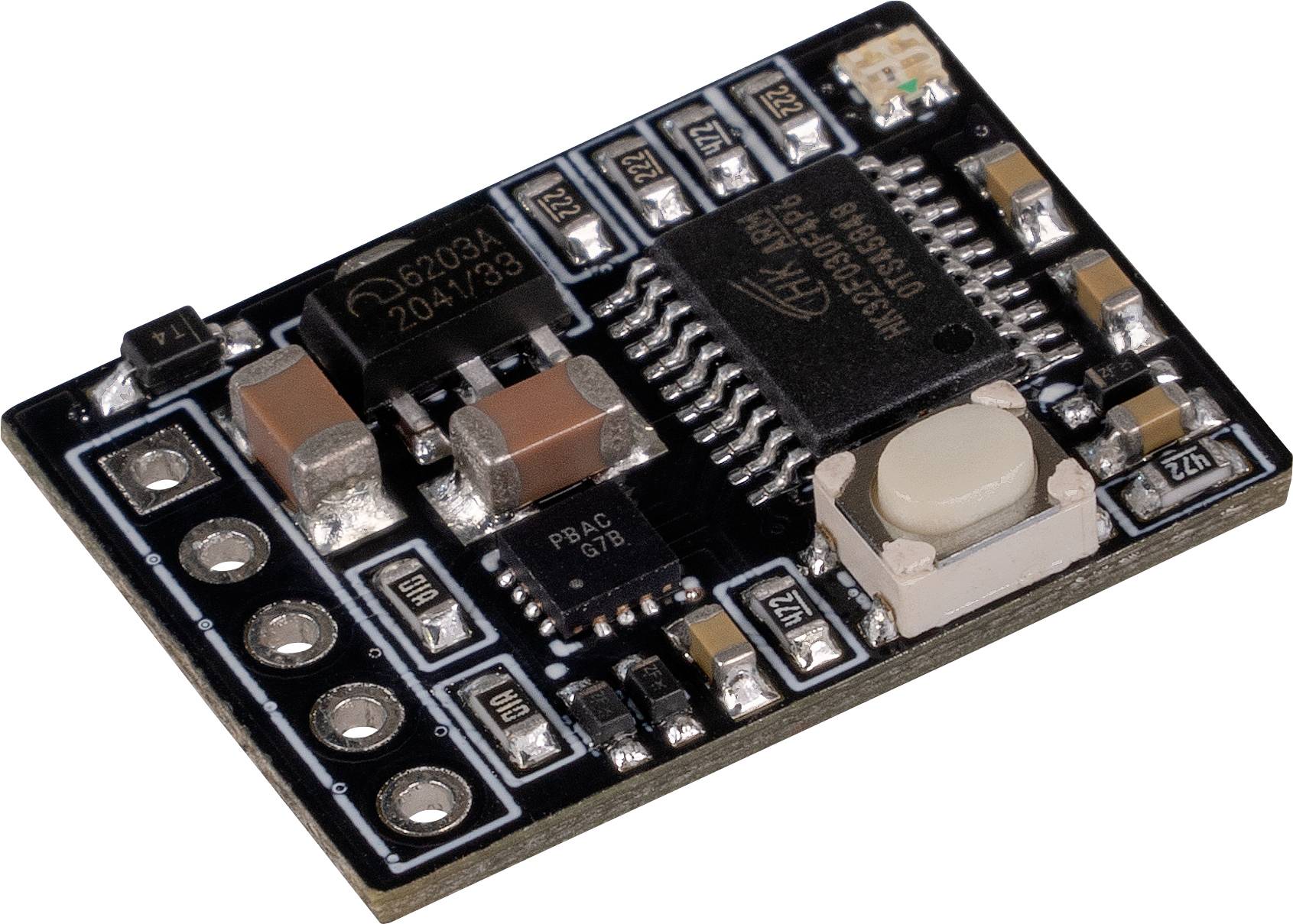 'Primo piano di un modulo elettronico con diversi microchip, condensatori e connettori su una piccola scheda elettronica.'