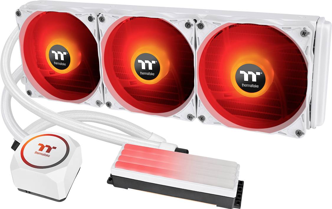 Un'unità di raffreddamento a liquido per PC con tre ventole illuminate di rosso; logo del marchio 'Thermaltake' visibile.
