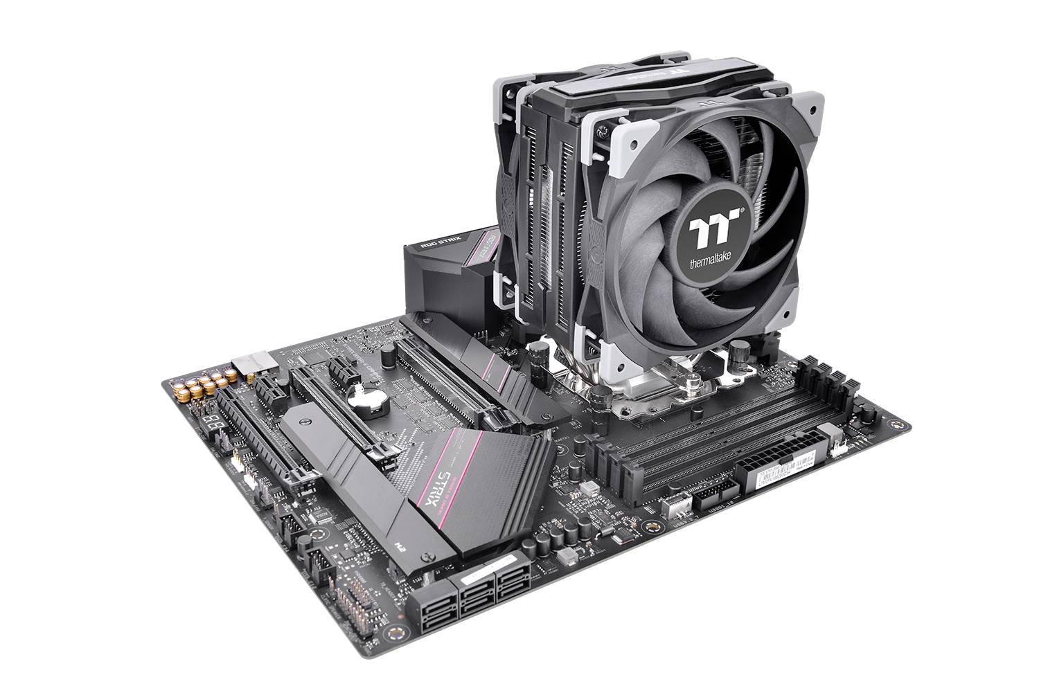 Una scheda madre per computer con dissipatore della CPU installato e doppia ventola. Gli slot e i connettori sono vuoti.