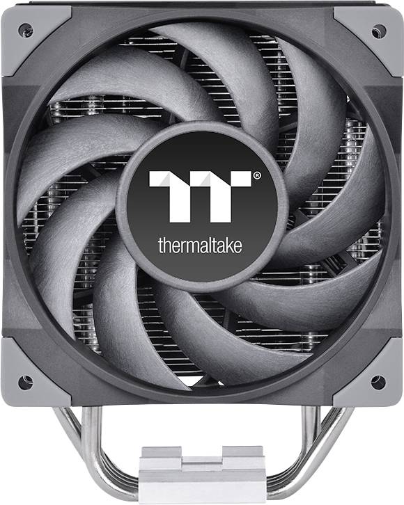 Un primo piano di un ventilatore per CPU Thermaltake con alette di raffreddamento grigie e un involucro grigio.