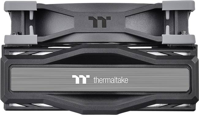 Un ventilatore per computer Thermaltake, principalmente in colori nero e grigio. Contrassegnato visibilmente con il logo Thermaltake.