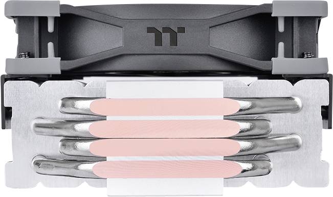 Dissipatore di calore con quattro tubi di calore metallici sotto un involucro nero del ventilatore, contrassegnato da un logo centrale.