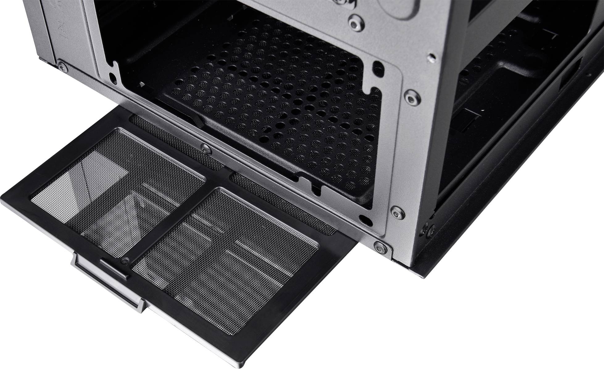 Un filtro di un case per computer aperto mostra due griglie rettangolari che filtrano la polvere.