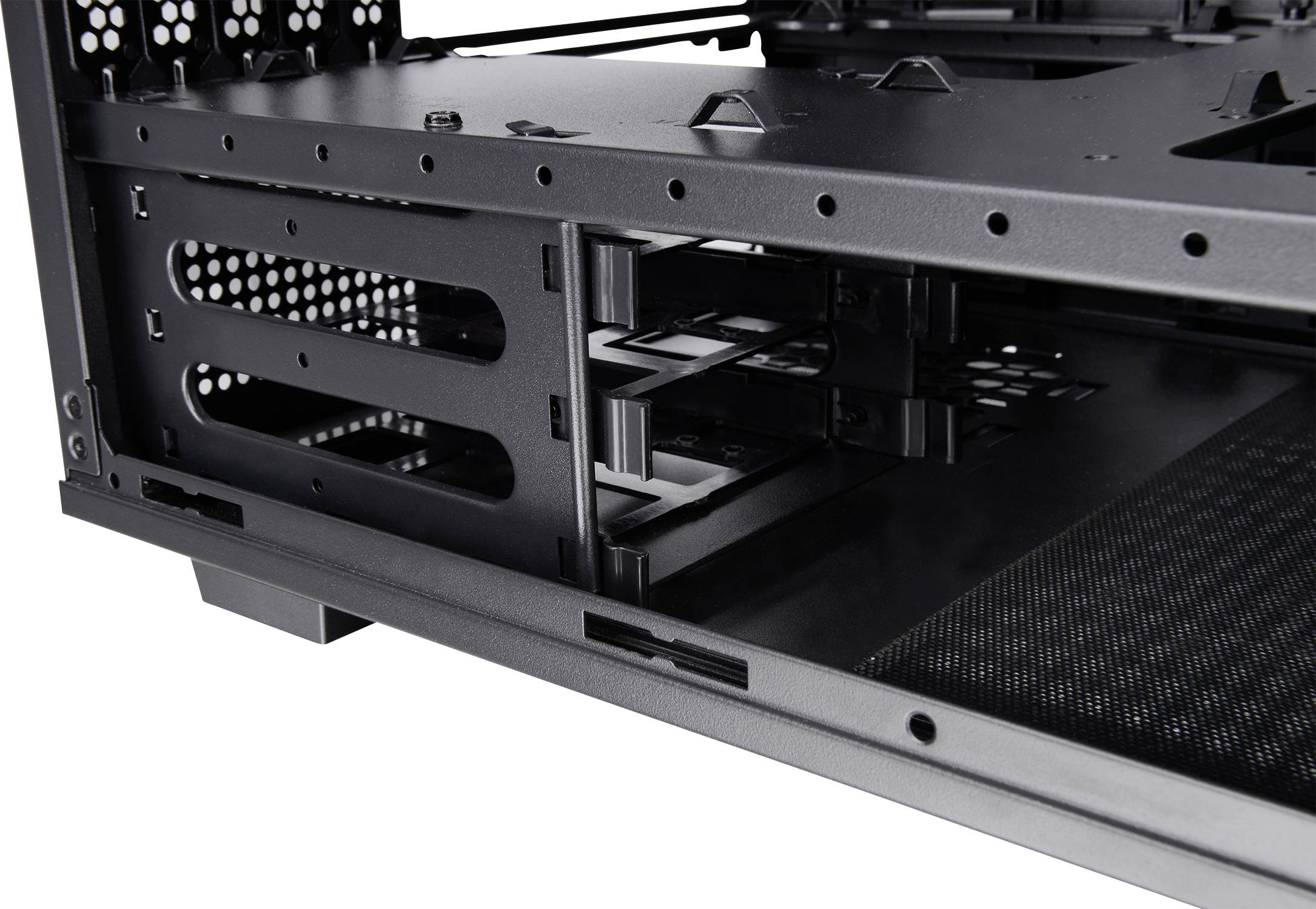 Custodia per computer con vano interno visibile, mostra gli slot di montaggio e le aperture di ventilazione. Pronta per l'installazione dell'hardware.