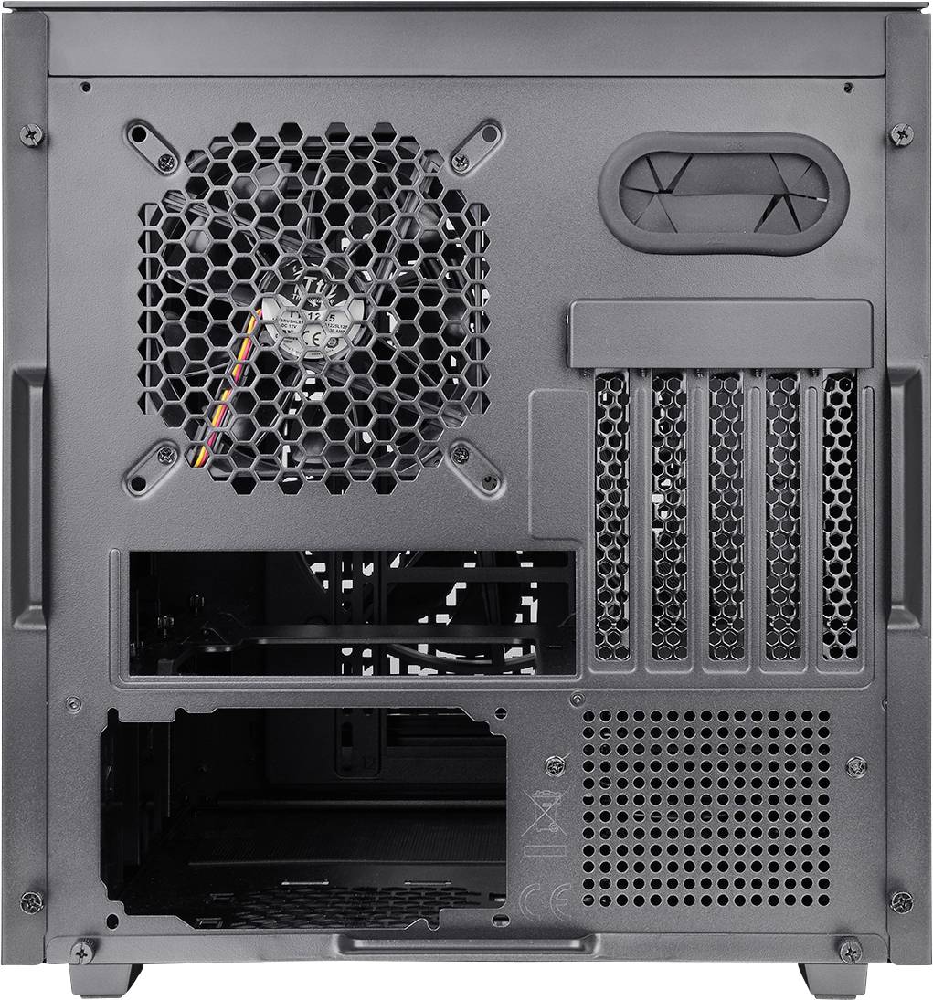 Retro di un case per computer con griglia di ventilazione in alto a sinistra, diversi slot di espansione e fessure di aerazione in basso a destra.
