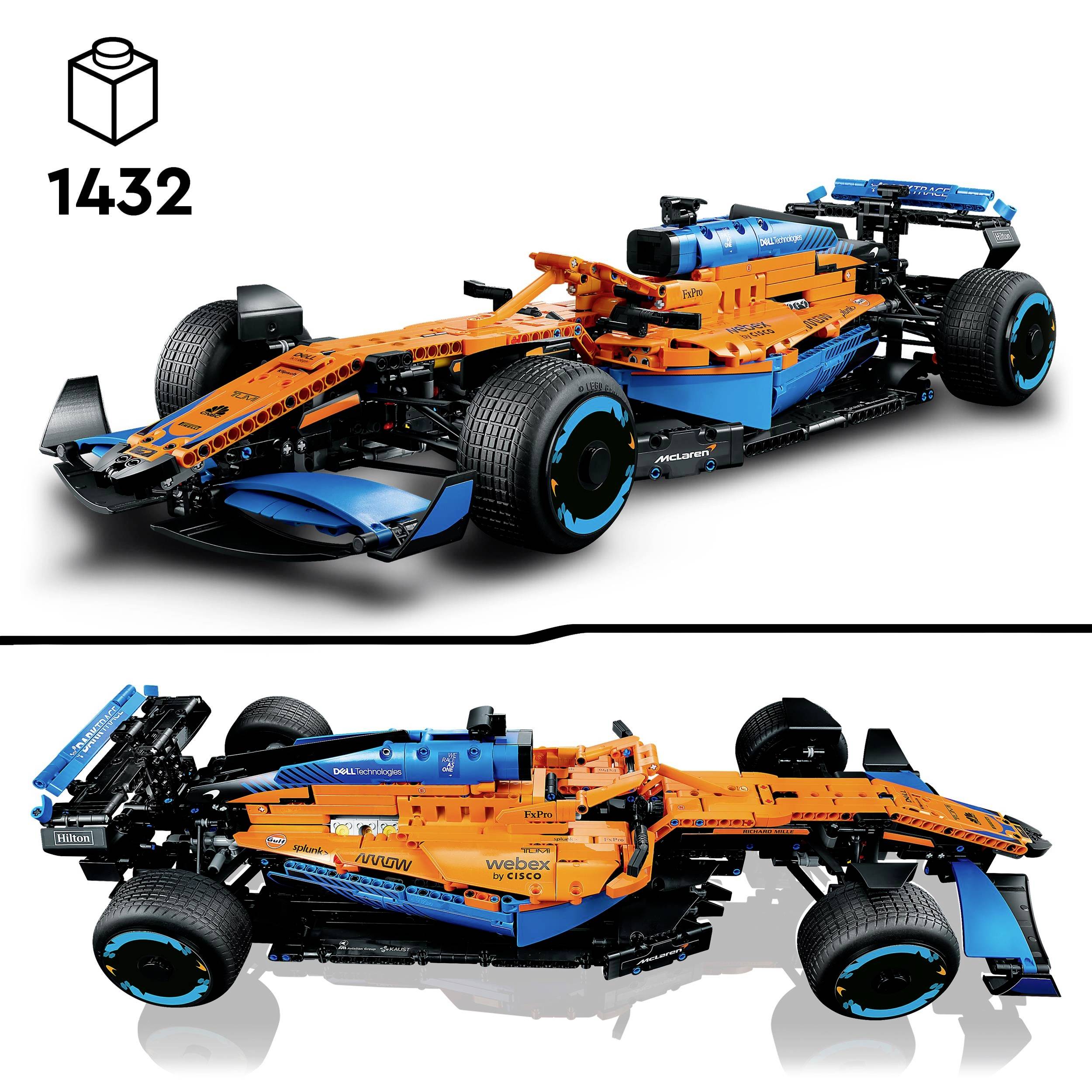 Macchina da corsa Lego con carrozzeria blu e arancione, composta da 1432 pezzi, vista laterale e frontale da un angolo.