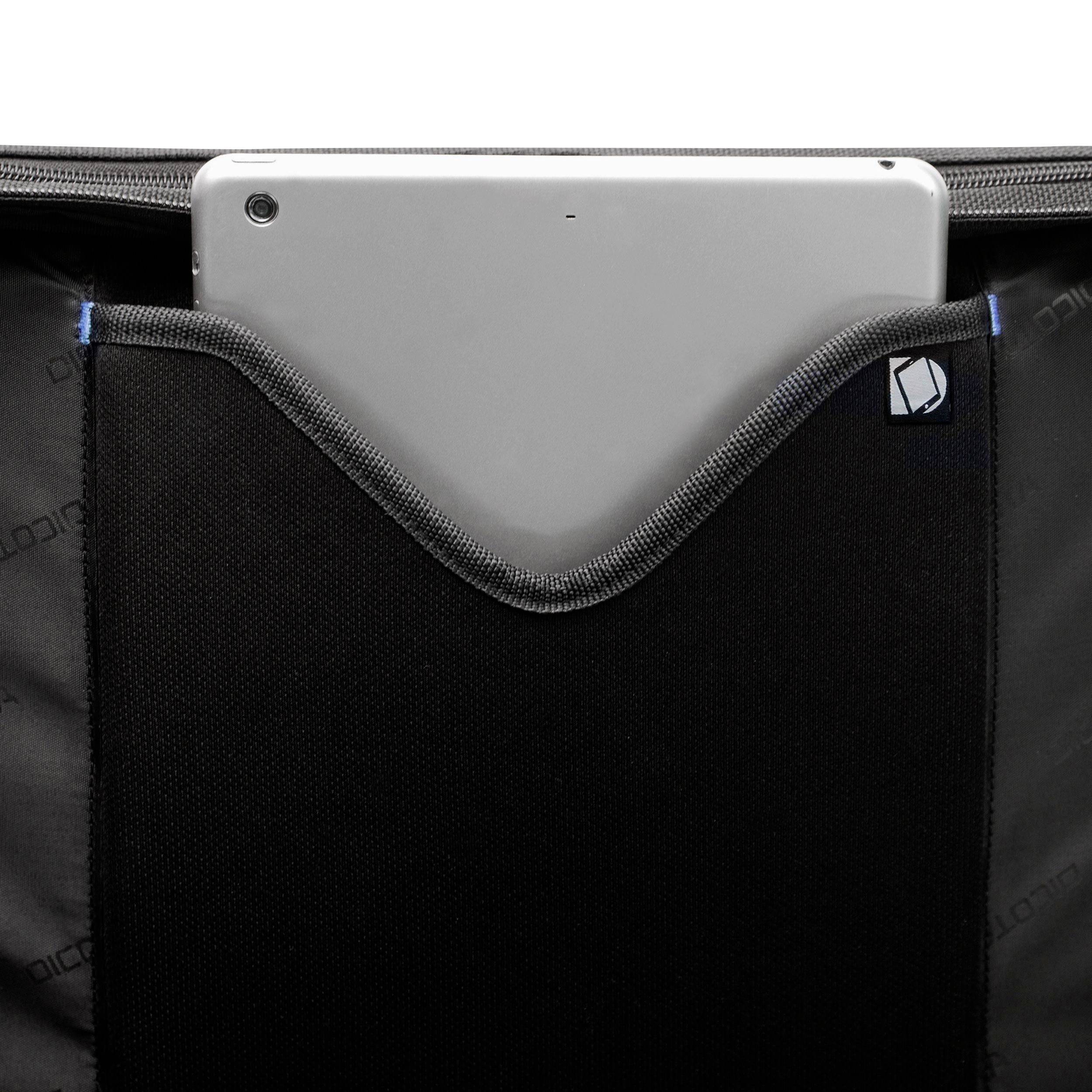 Un'custodia per tablet mostra un tablet parzialmente inserito in un sacchetto imbottito, lo protegge e assicura un trasporto sicuro.