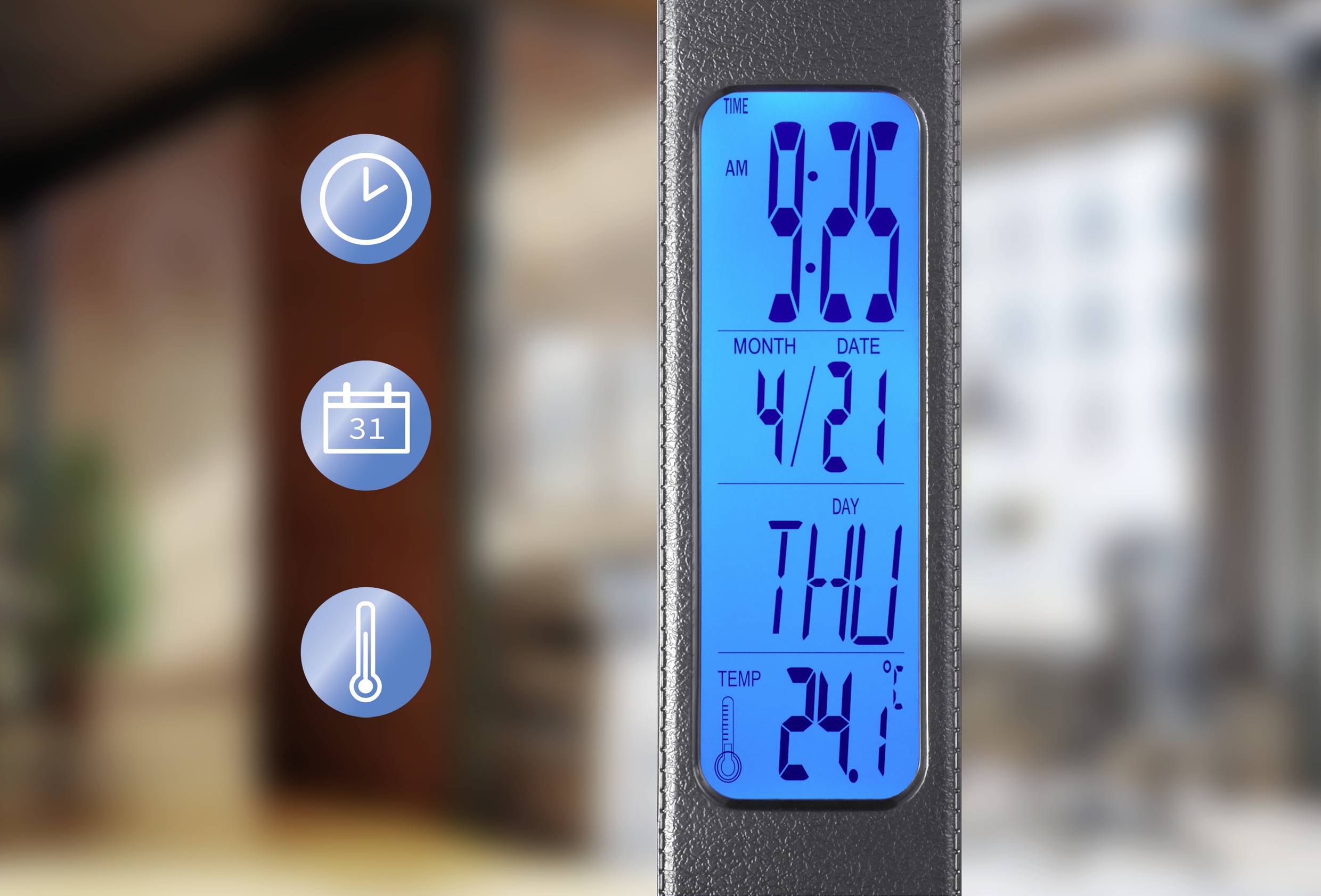 'Schermo digitale mostra le 9:08, data 4/21 e temperatura 24°C. Simboli per orologio, calendario e termometro sul lato sinistro.'