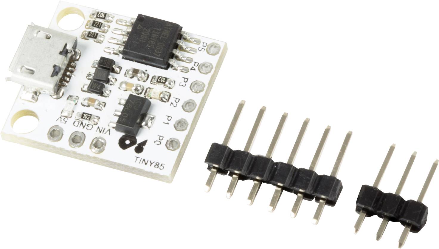 Una piccola scheda elettronica con connettore USB e diversi pin, accanto a un connettore a strip per la saldatura.