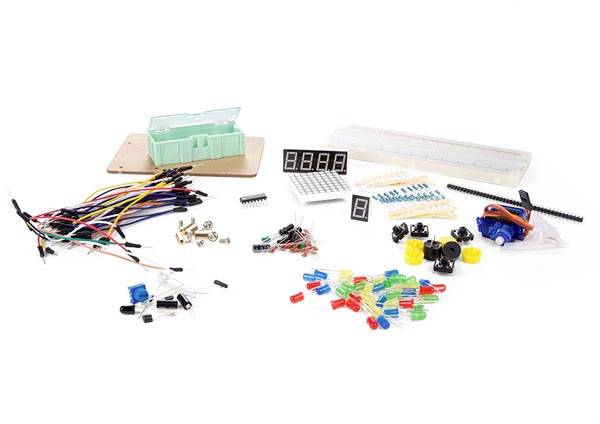 Kit elettronico composto da LED, cavi, resistenze, breadboard, interruttori, display digitale e altri componenti di piccole dimensioni.