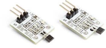 Due sensori elettronici bianchi, ciascuno con tre piedini metallici, montati su una piccola scheda elettronica, posizionati uno accanto all'altro.