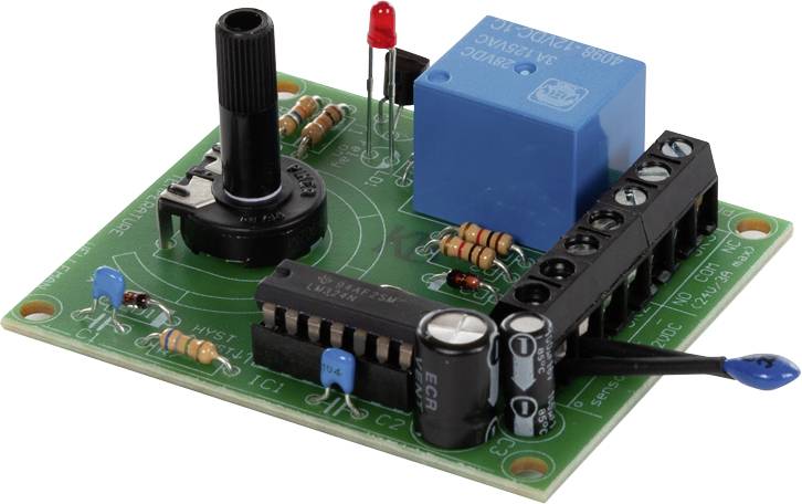 Circuito elettronico con resistenze, condensatori, un relè blu, un transistor e un LED su una scheda a circuito stampato verde.