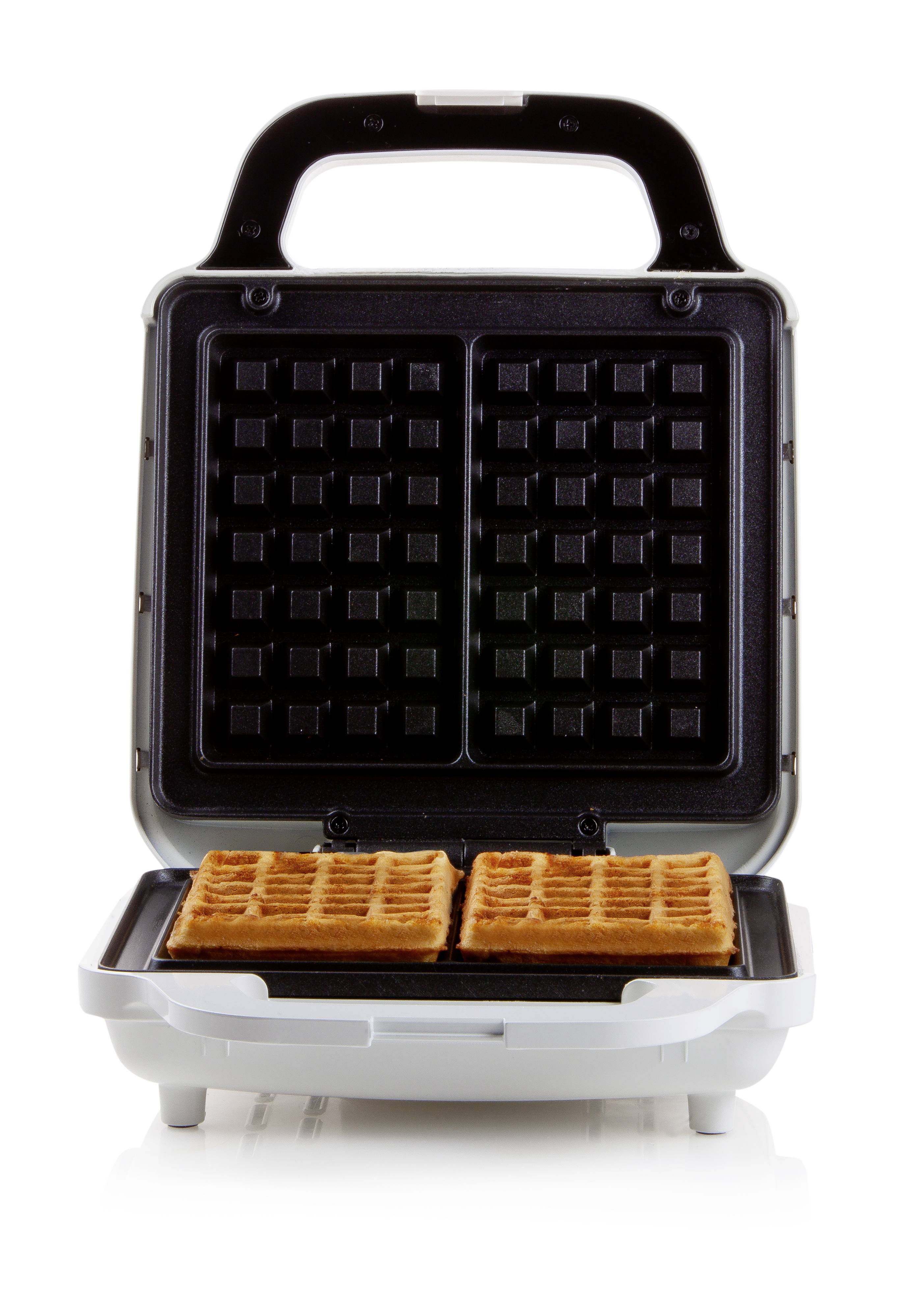Un ferro per waffles bianco con il coperchio aperto mostra due waffle color oro e dorate, pronte per essere servite.