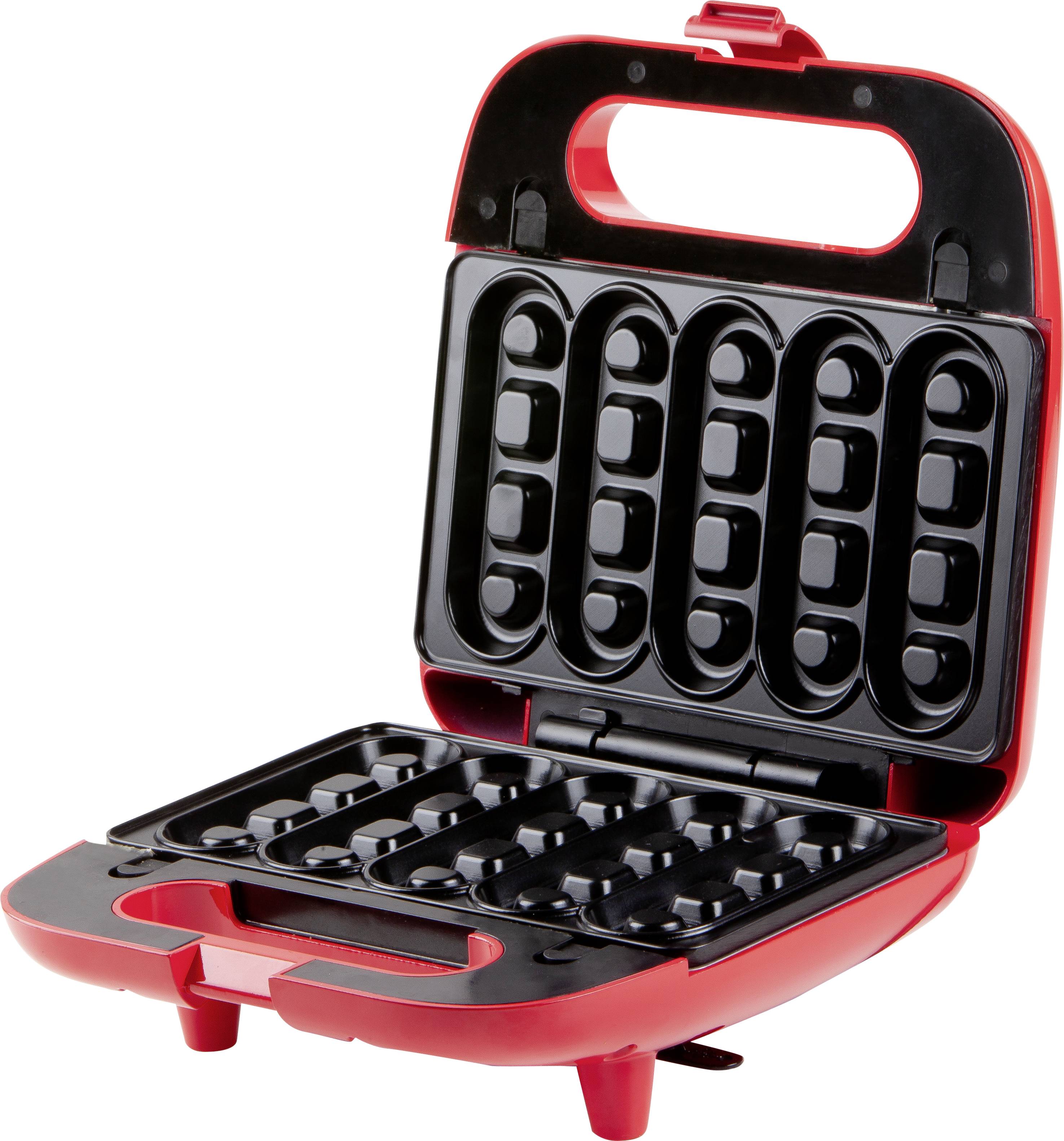 Un ferro per waffle rosso e aperto con forme speciali per bastoncini di waffle. Ideale per preparare waffle snack a forma di bastoncino.