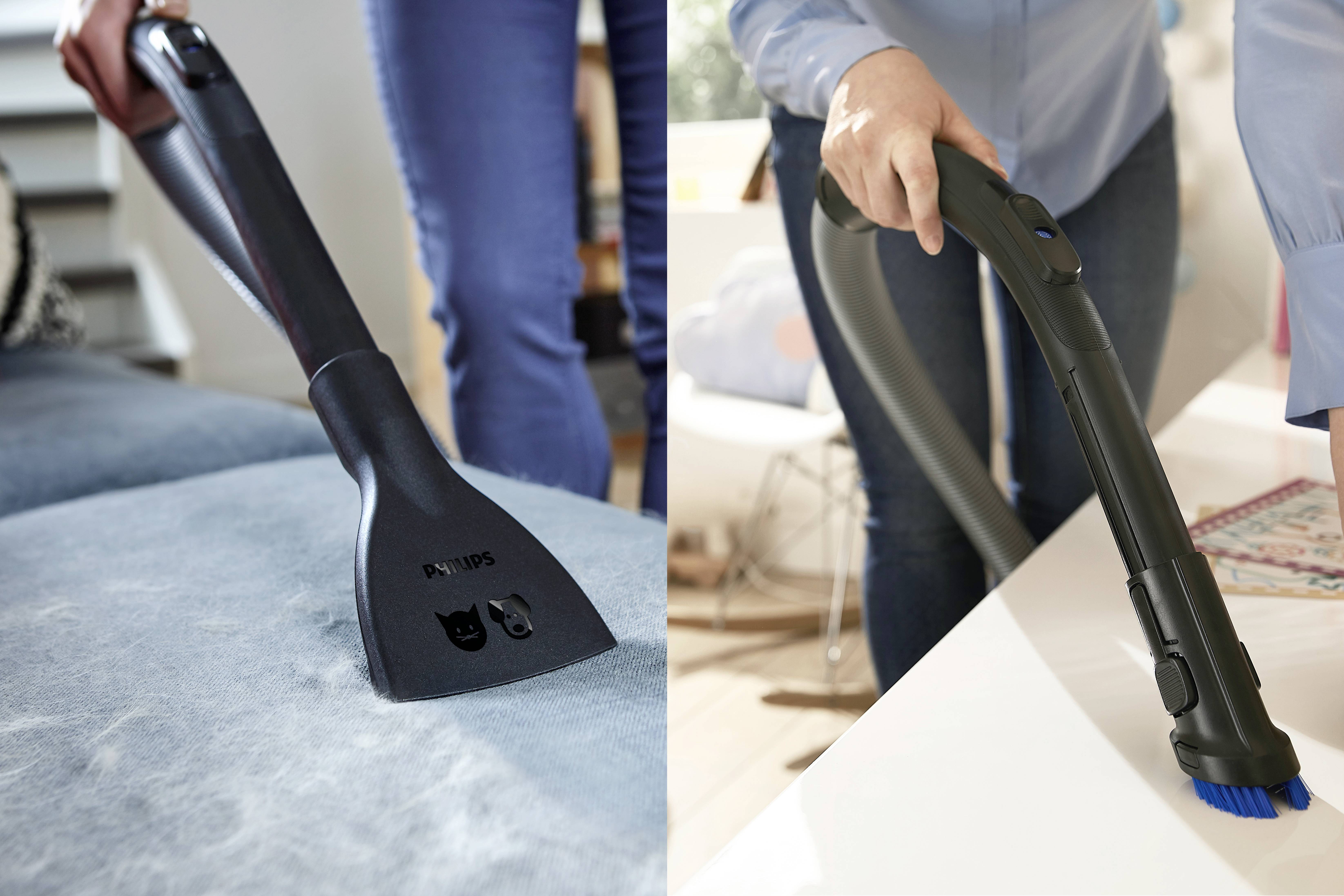 'Due immagini mostrano aspirapolvere durante la pulizia: a sinistra un divano, a destra una superficie di un tavolo. Delle persone utilizzano gli apparecchi.'