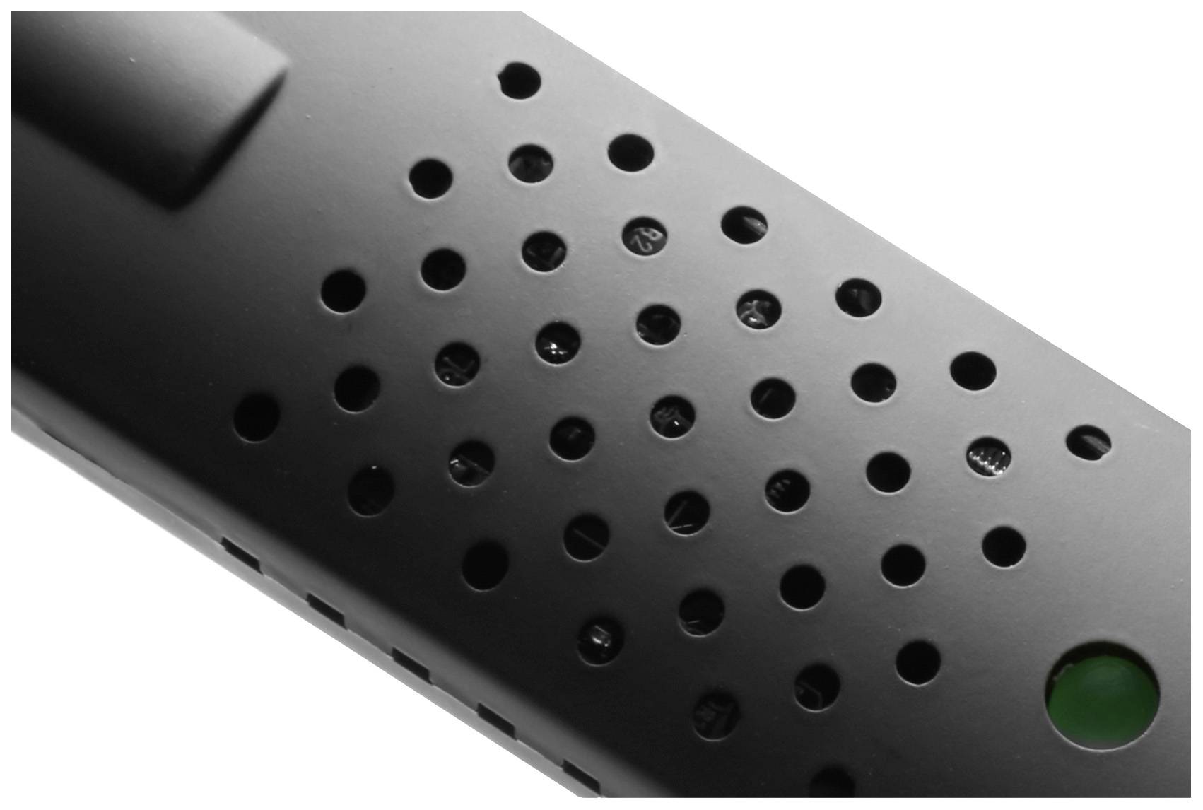 Primo piano di una griglia di ventilazione nera con diversi fori rotondi e un punto verde visibile in basso a destra.