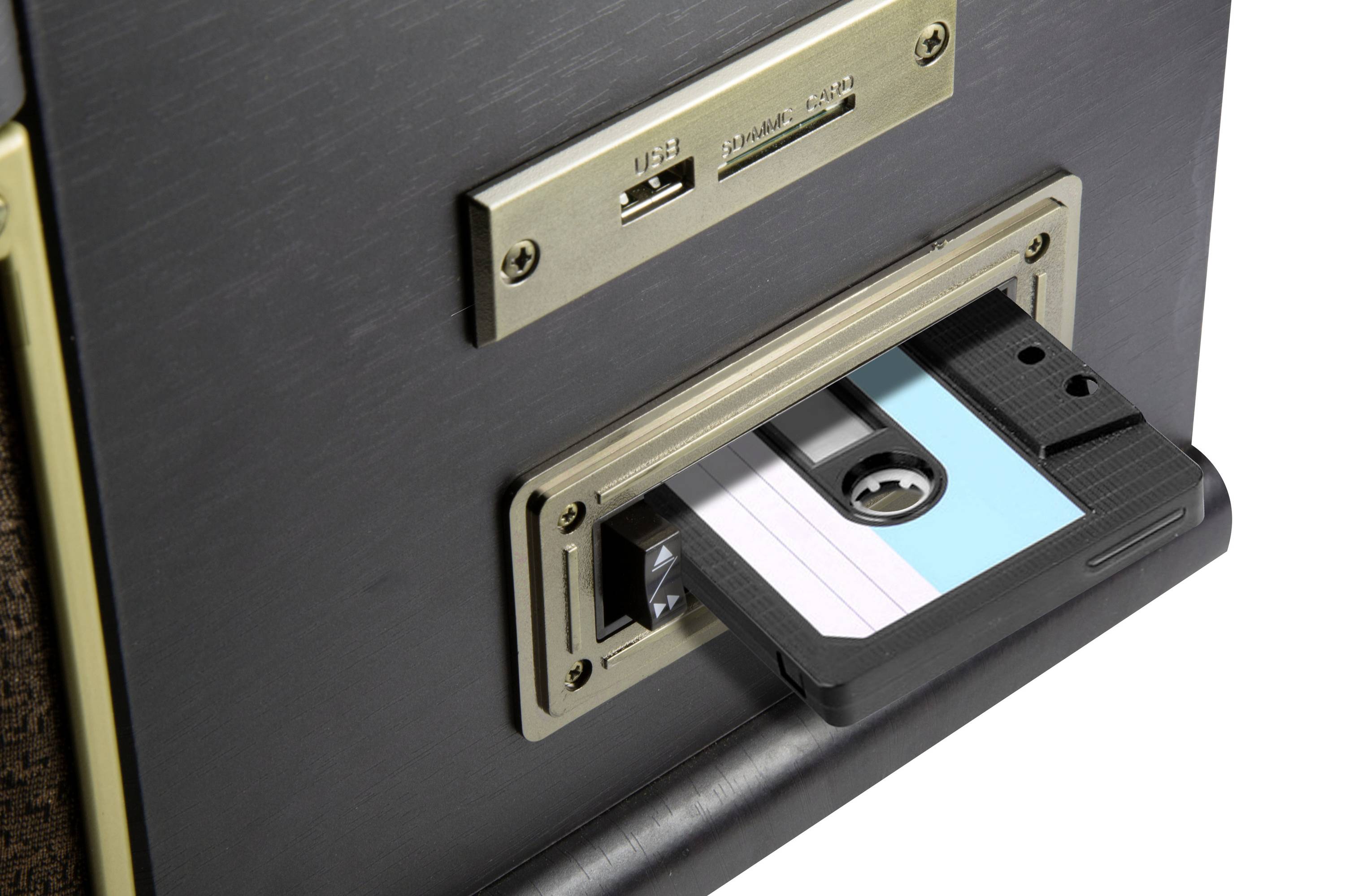 Un dischetto viene inserito in un vecchio dispositivo elettronico. In alto è presente una porta USB.