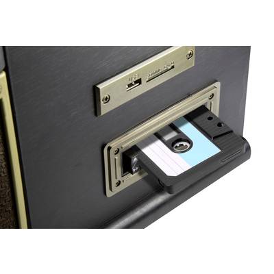 Un dischetto viene inserito in un vecchio dispositivo elettronico. In alto è presente una porta USB.