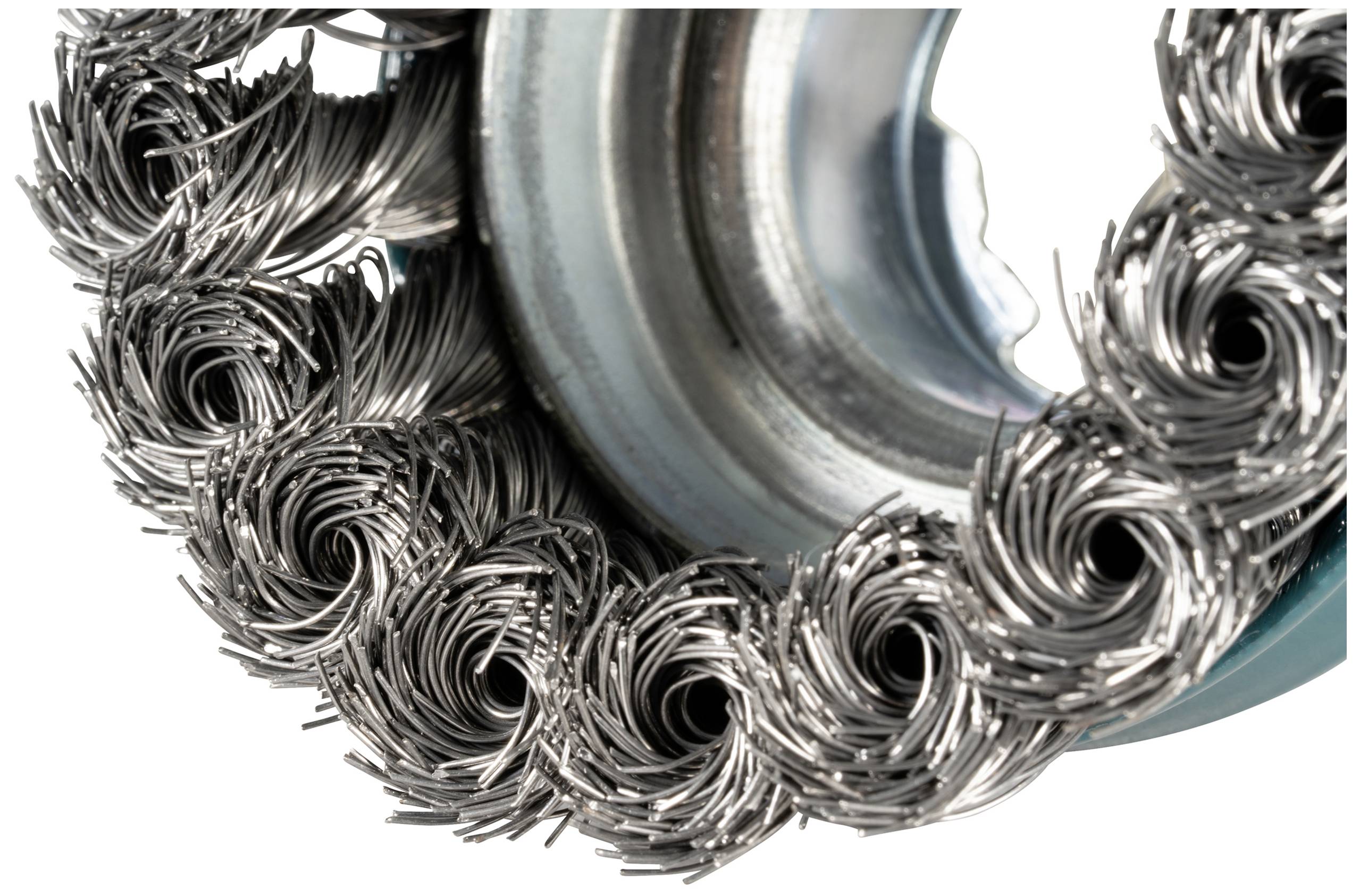 Primo piano di una spazzola metallica con setole a spirale in un supporto metallico. Le setole sono disposte in modo da pulire o lucidare in modo efficiente.